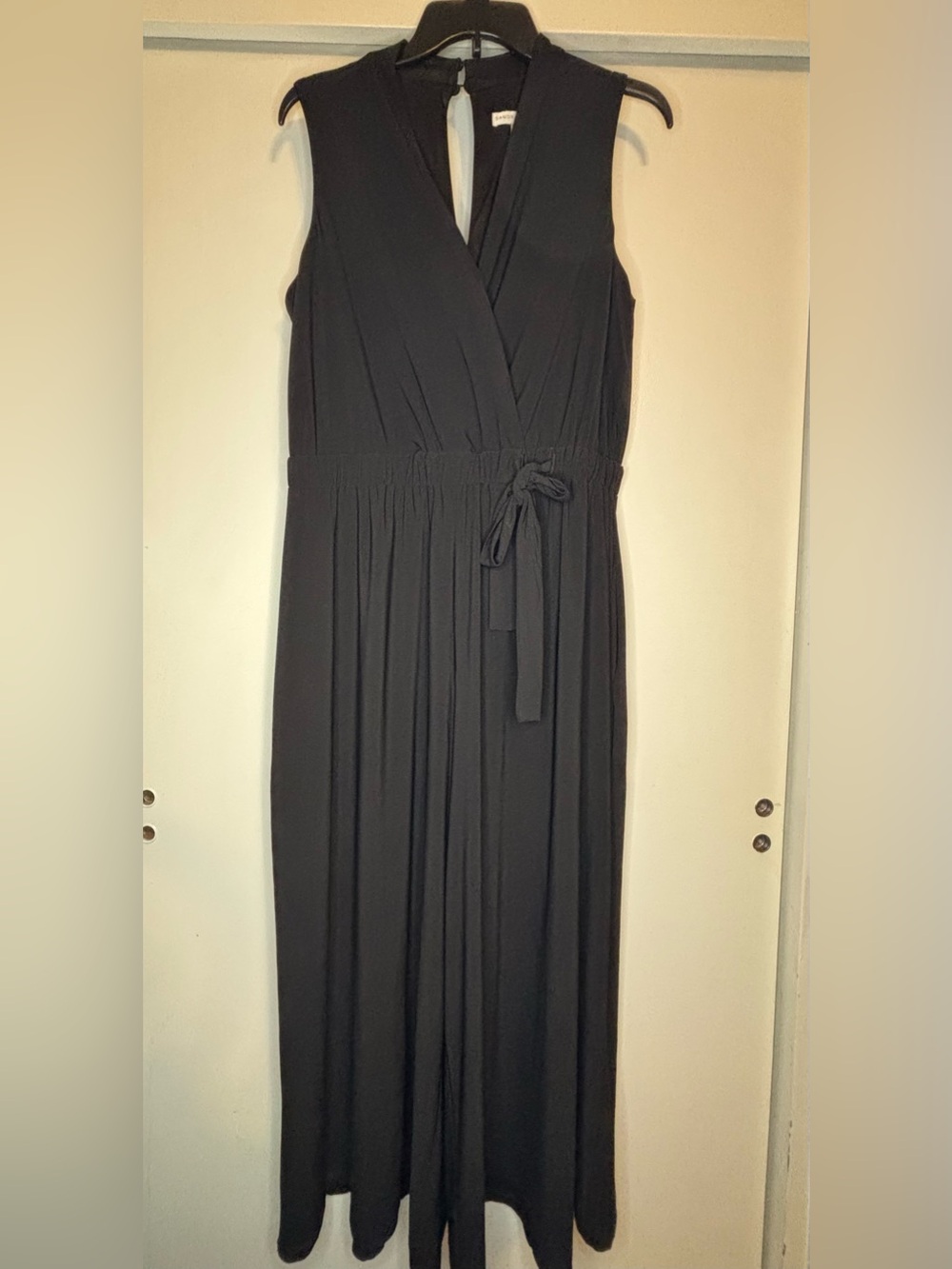 Elegant Sandra Darren Black Sleeveless Jumper with Cinch Waist Tie Women’s Large